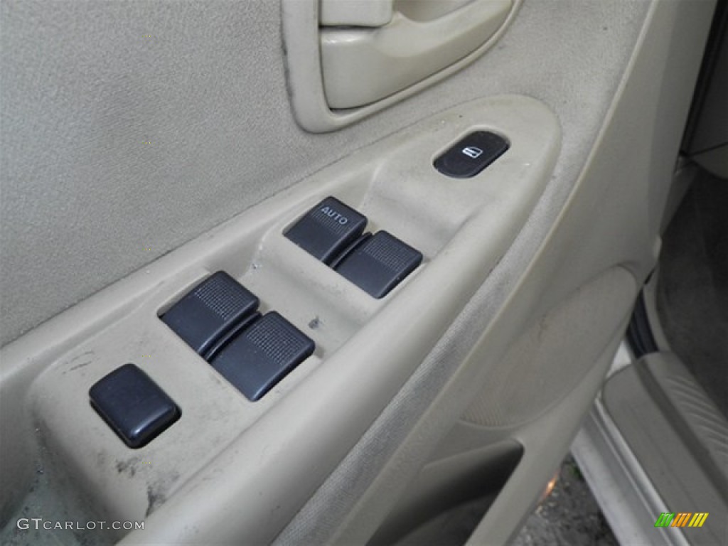 2004 MPV LX - Rally White / Beige photo #7