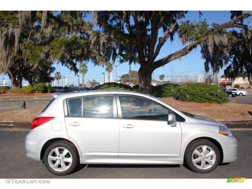 2012 Versa 1.8 SL Hatchback - Brilliant Silver Metallic / Charcoal photo #3