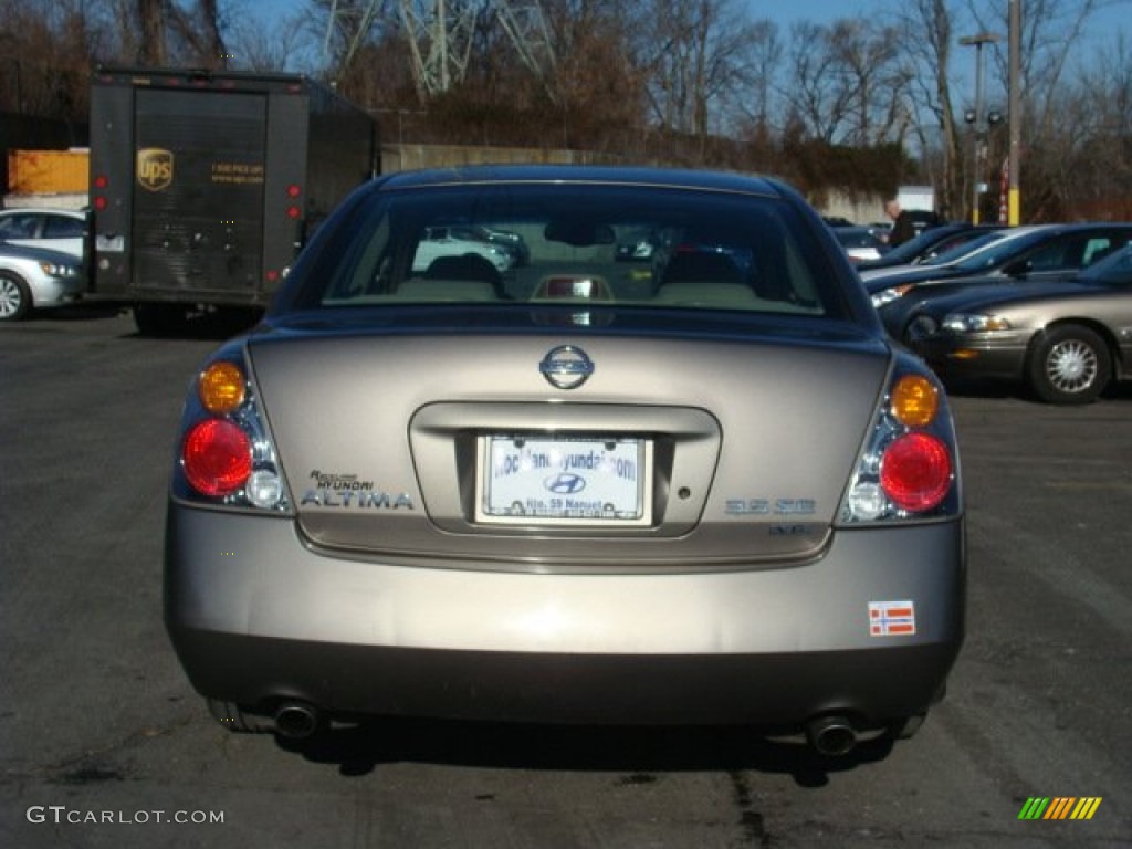 2004 Altima 3.5 SE - Polished Pewter / Blond photo #5