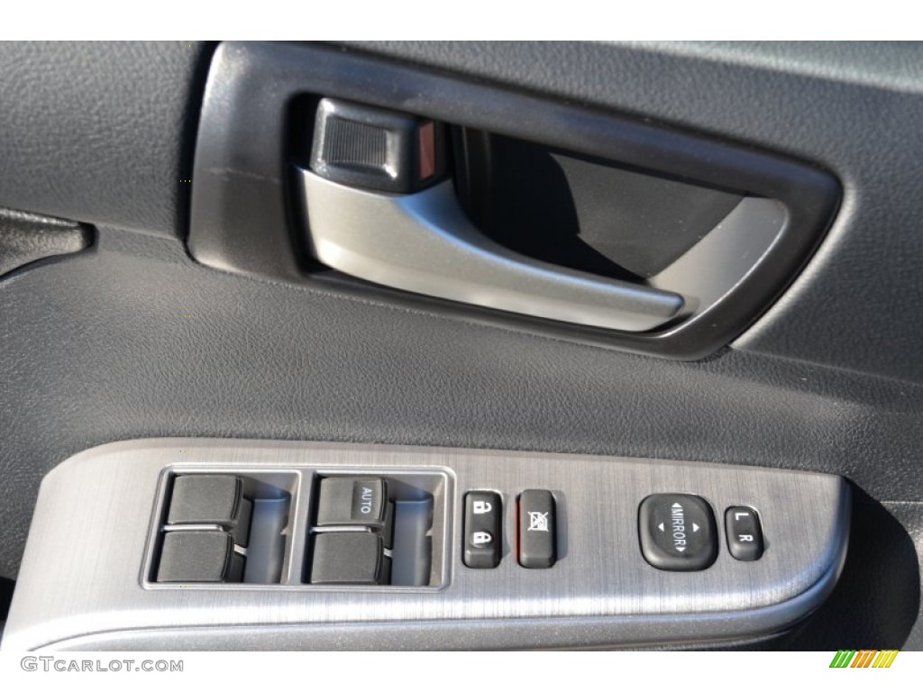 2013 Toyota Camry SE Controls Photo #75598877