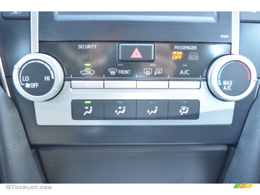 2013 Toyota Camry SE Controls Photo #75599225