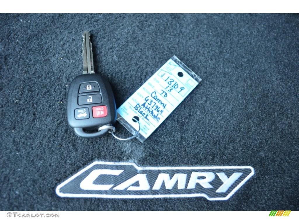 2013 Toyota Camry SE Keys Photos