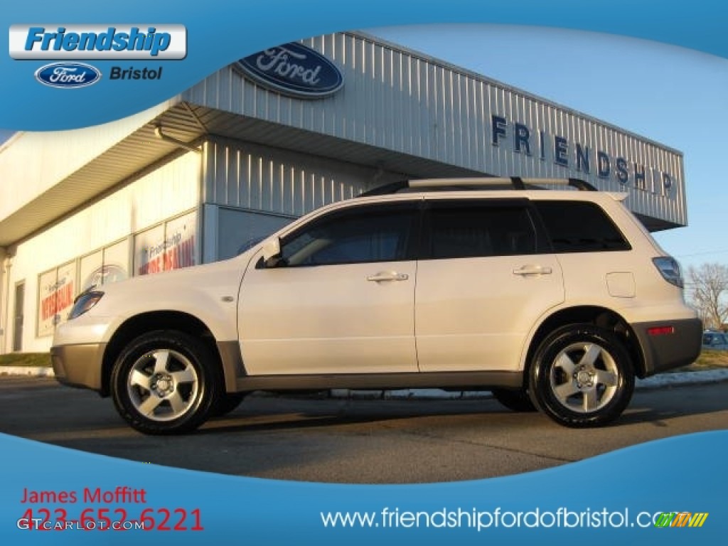 Diamond White Pearl Mitsubishi Outlander