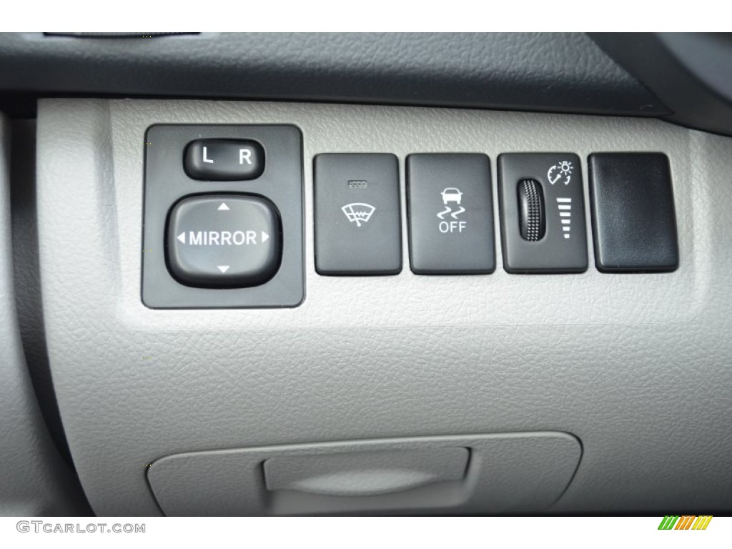 2013 Toyota Highlander SE Controls Photo #75626223