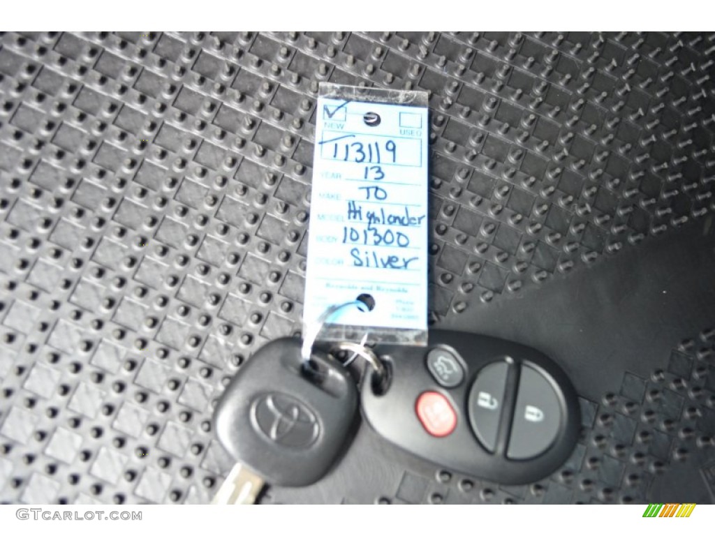2013 Toyota Highlander SE Keys Photos
