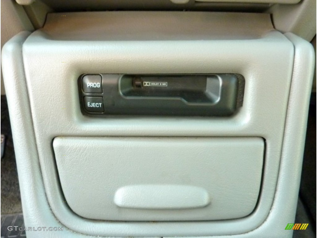 2002 Chevrolet Suburban 2500 LT 4x4 Entertainment System Photo #75634848
