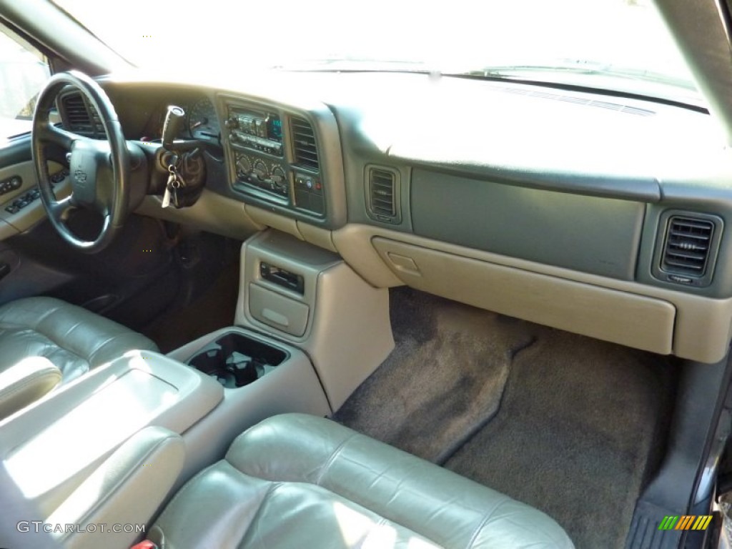 2002 Chevrolet Suburban 2500 LT 4x4 Graphite/Medium Gray Dashboard Photo #75634917