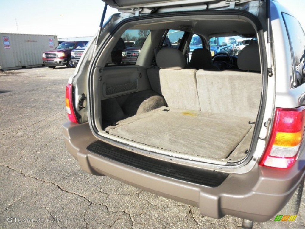 2004 Grand Cherokee Laredo - Light Pewter Metallic / Sandstone photo #18