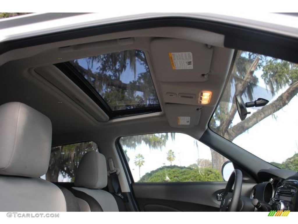 2013 Nissan Juke SV Sunroof Photos