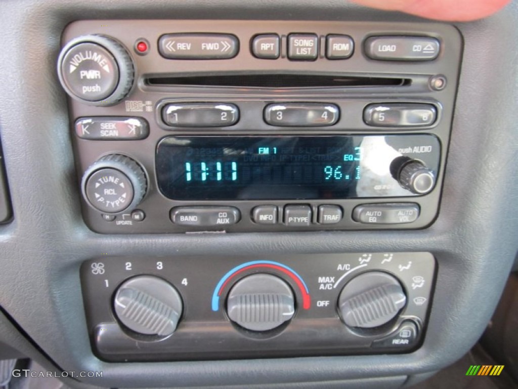 2004 Chevrolet Blazer LS 4x4 Audio System Photo #75643522