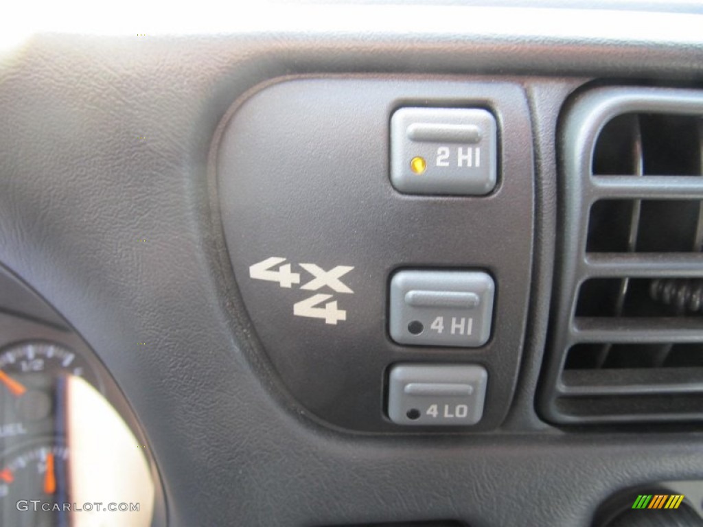 2004 Chevrolet Blazer LS 4x4 Controls Photos