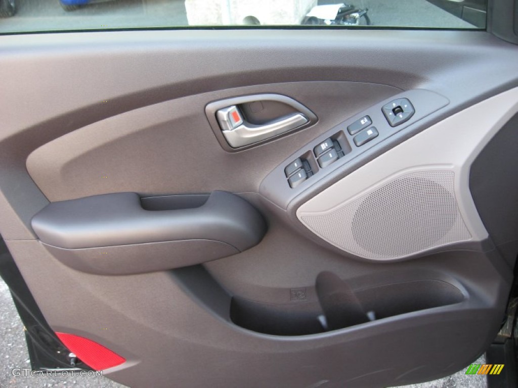2013 Hyundai Tucson GL Taupe Door Panel Photo #75651315