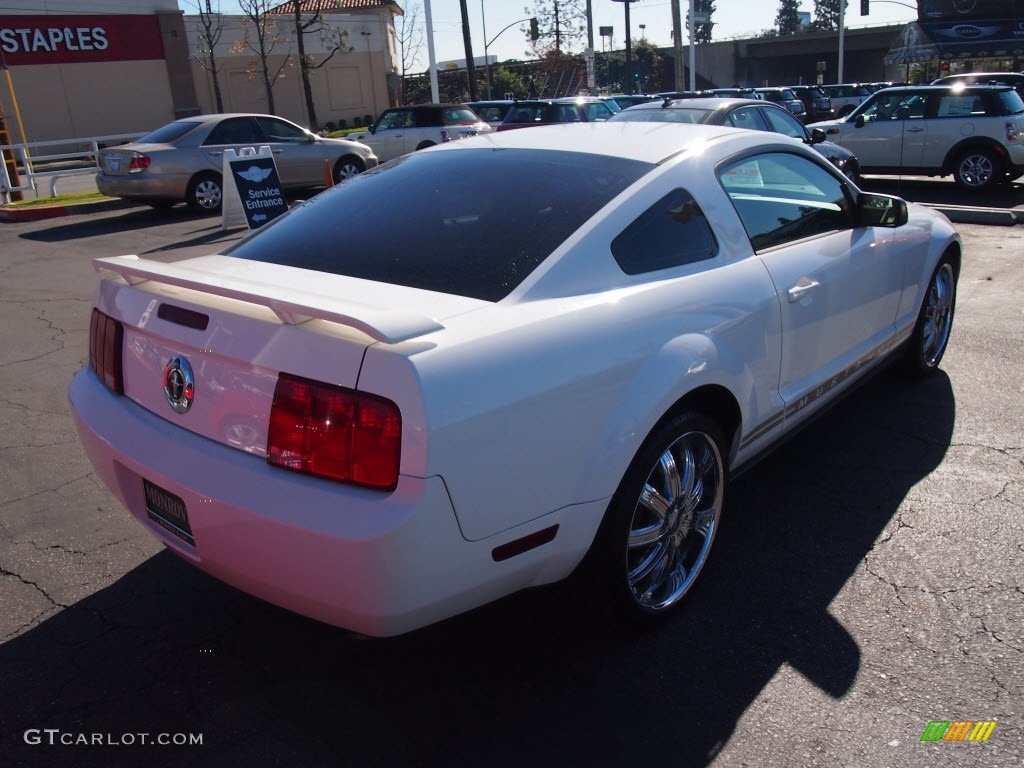 2005 Mustang V6 Deluxe Coupe - Performance White / Medium Parchment photo #10