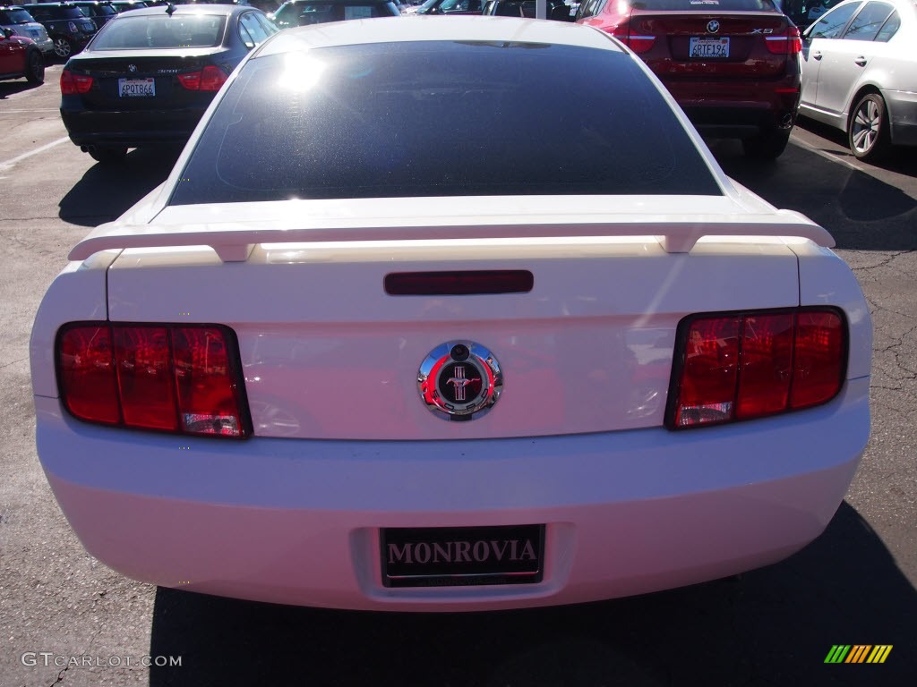 2005 Mustang V6 Deluxe Coupe - Performance White / Medium Parchment photo #11