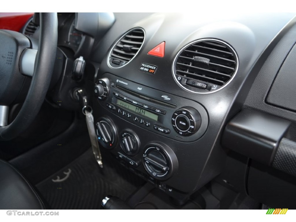 2008 Volkswagen New Beetle SE Convertible Controls Photo #75657185