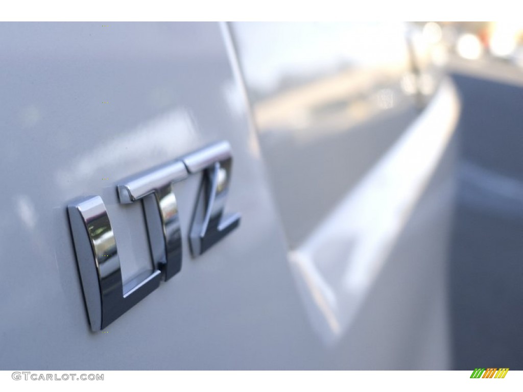 2012 Chevrolet Avalanche LTZ Marks and Logos Photos
