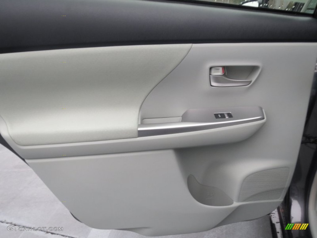 2013 Prius v Three Hybrid - Magnetic Gray Metallic / Misty Gray photo #19