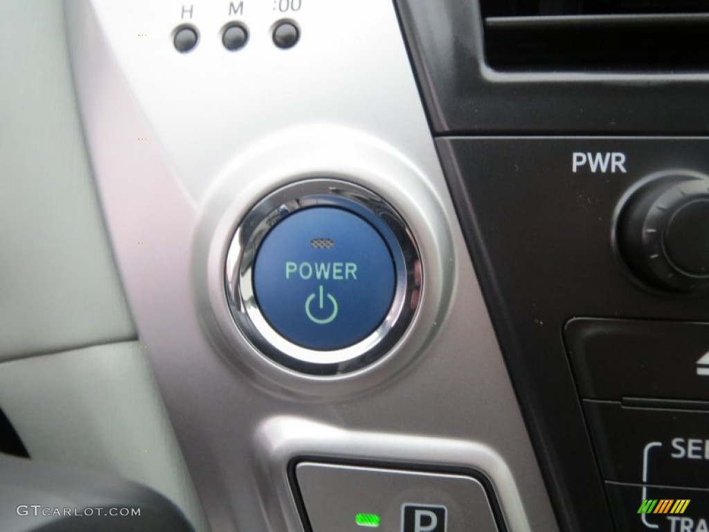 2013 Prius v Three Hybrid - Magnetic Gray Metallic / Misty Gray photo #33