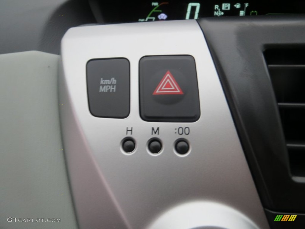 2013 Prius v Three Hybrid - Magnetic Gray Metallic / Misty Gray photo #34