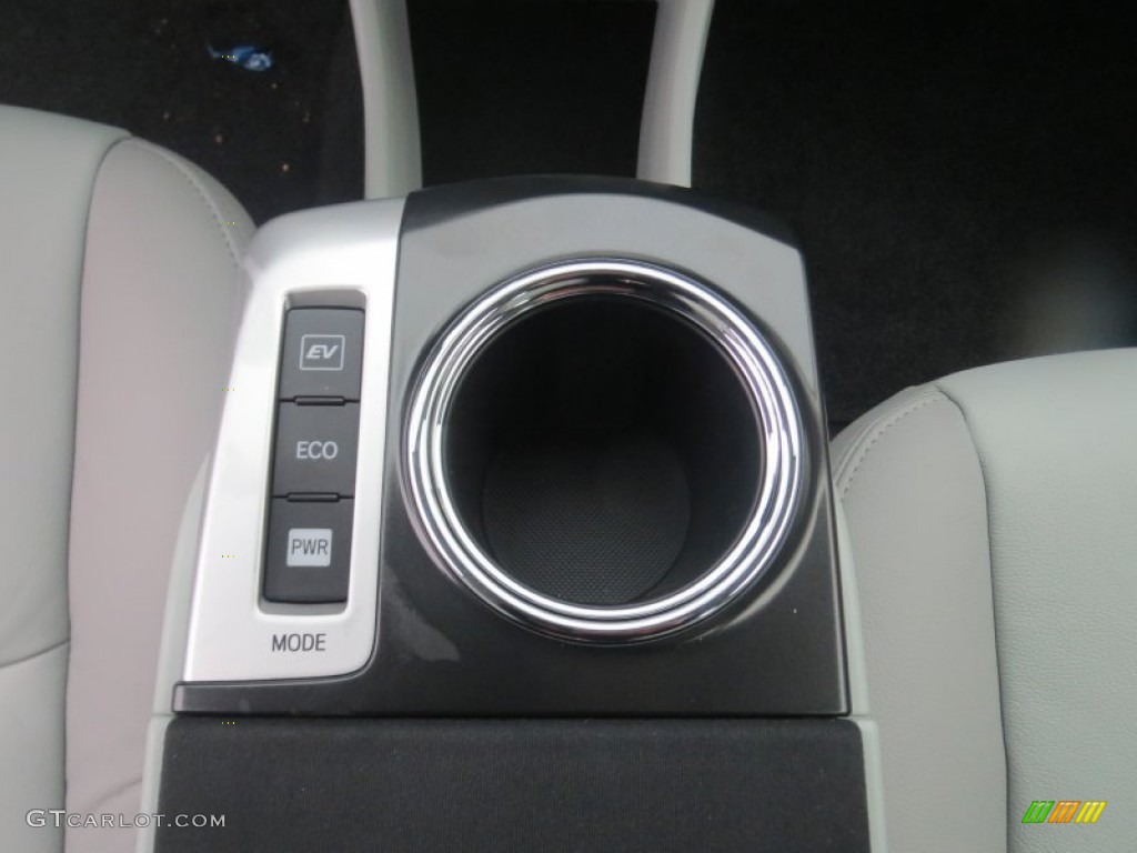 2013 Prius v Three Hybrid - Magnetic Gray Metallic / Misty Gray photo #35