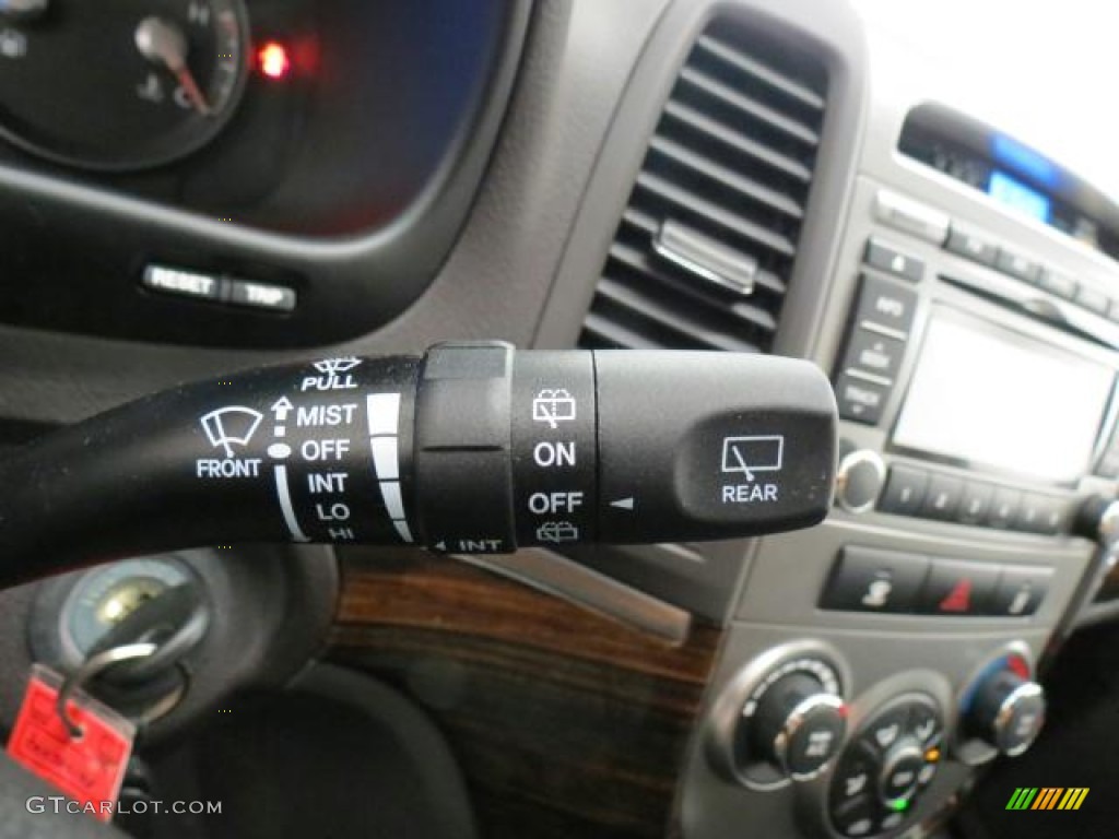 2010 Hyundai Santa Fe SE Controls Photos