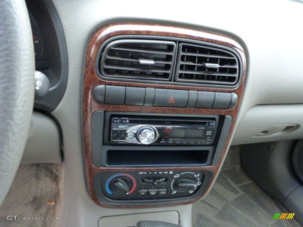 2001 Saturn L Series L200 Sedan Controls Photo #75668658