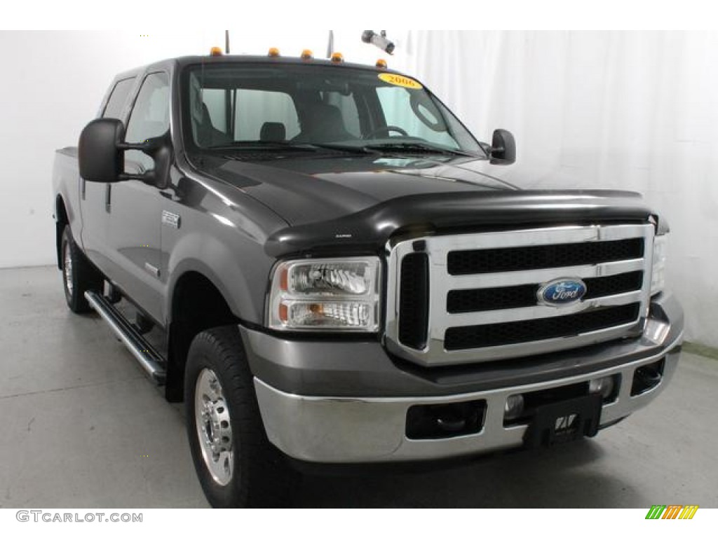 2006 F250 Super Duty FX4 Crew Cab 4x4 - Dark Shadow Gray Metallic / Medium Flint photo #4