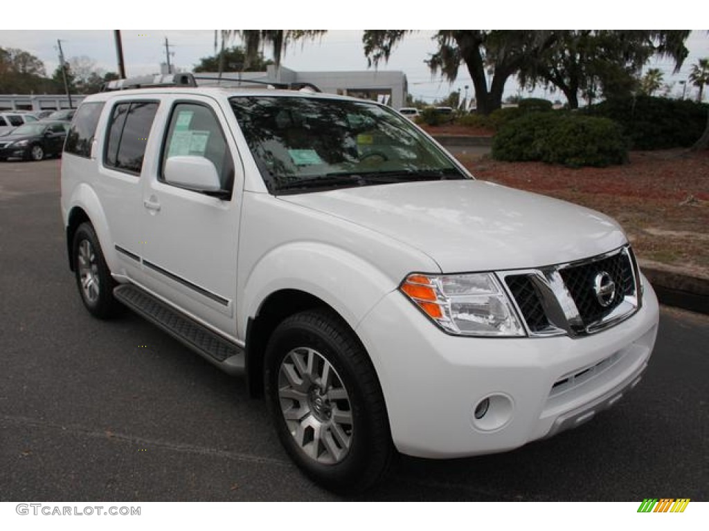 Avalanche White Nissan Pathfinder