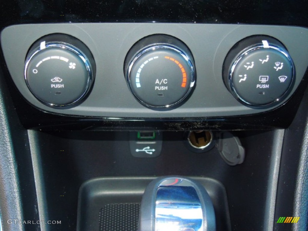 2013 Chrysler 200 LX Sedan Controls Photo #75699102
