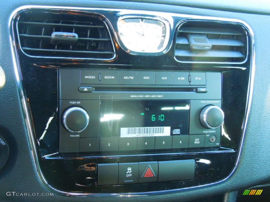 2013 Chrysler 200 LX Sedan Audio System Photos