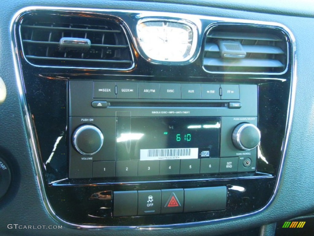 2013 Chrysler 200 LX Sedan Audio System Photo #75699115