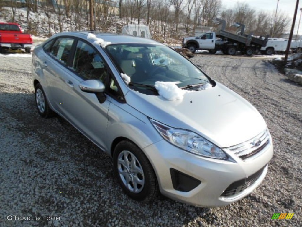 2013 Fiesta SE Sedan - Ingot Silver / Charcoal Black photo #2