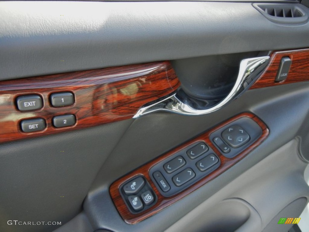 2004 Cadillac DeVille DTS Controls Photo #75706103