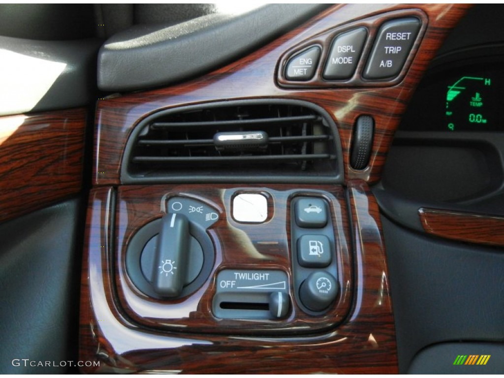 2004 Cadillac DeVille DTS Controls Photo #75706287
