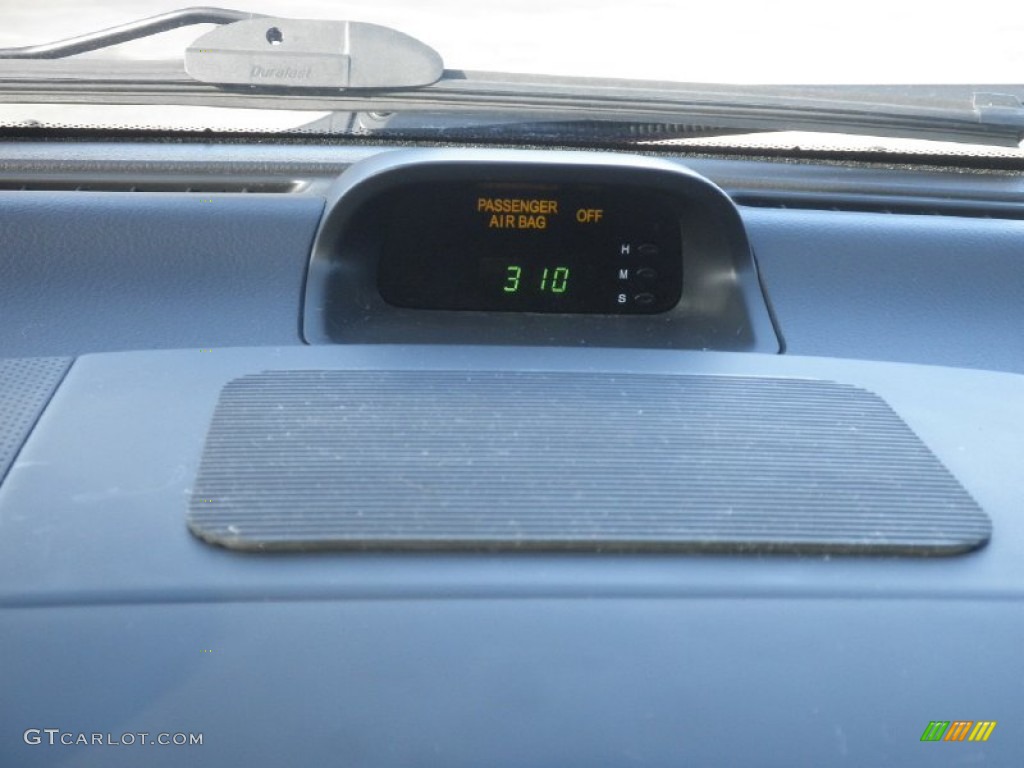 2010 Aveo LS Sedan - Victory Red / Charcoal photo #8