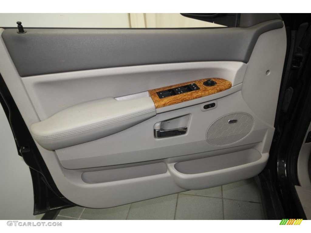 2009 Jeep Grand Cherokee Limited Dark Slate Gray/Light Graystone Royale Leather Door Panel Photo #75724632