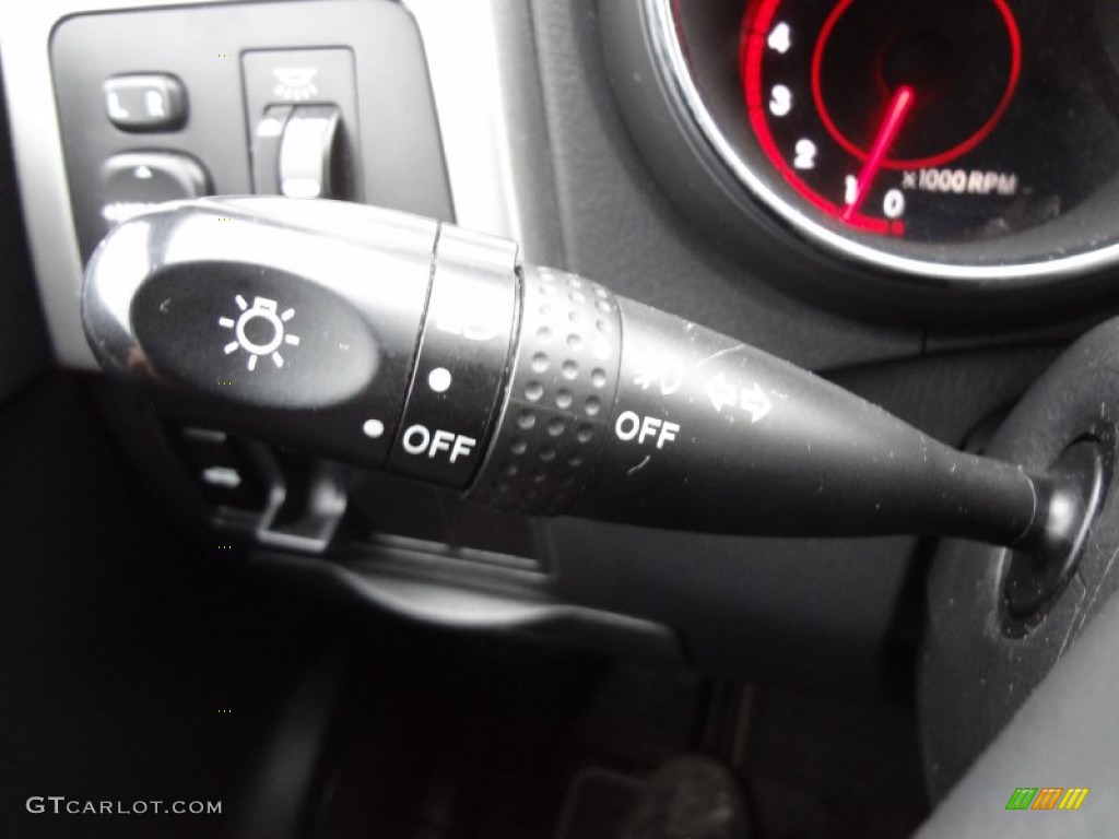 2004 Pontiac Vibe Standard Vibe Model Controls Photo #75740213