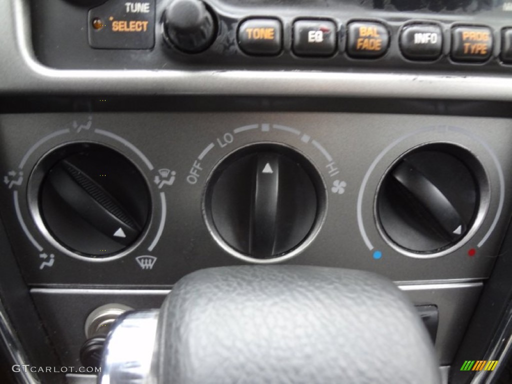 2004 Pontiac Vibe Standard Vibe Model Controls Photo #75740306