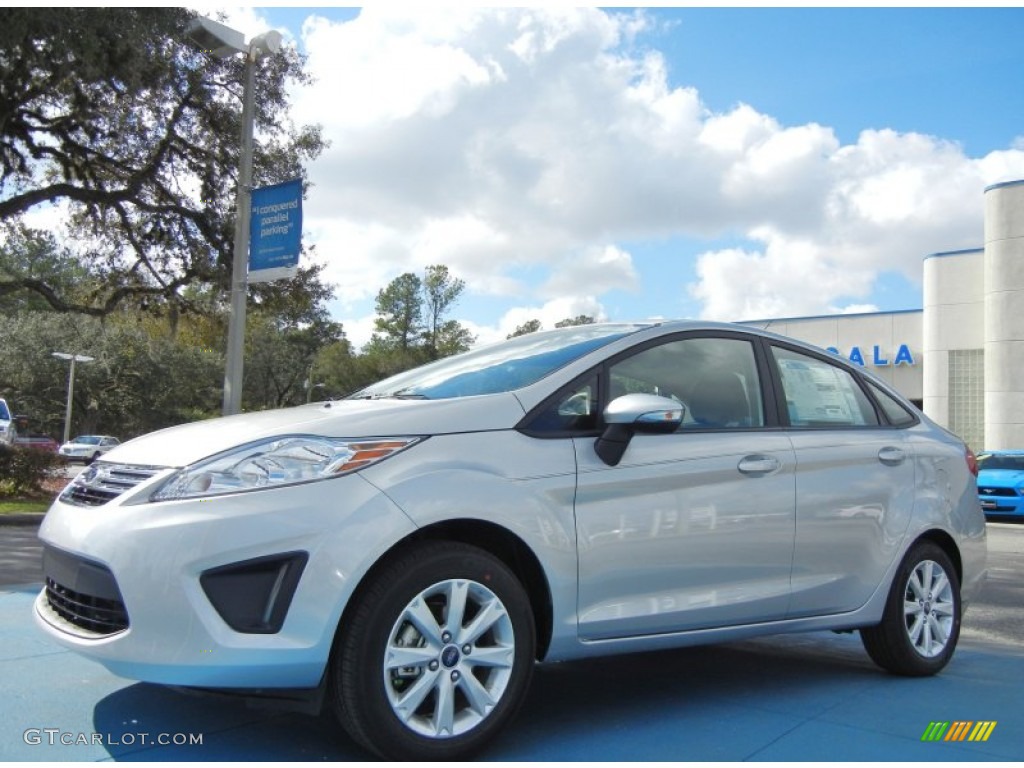 2013 Fiesta SE Sedan - Ingot Silver / Charcoal Black/Blue Accent photo #1