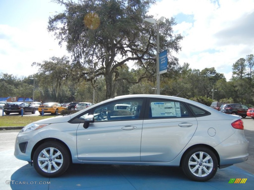 2013 Fiesta SE Sedan - Ingot Silver / Charcoal Black/Blue Accent photo #2