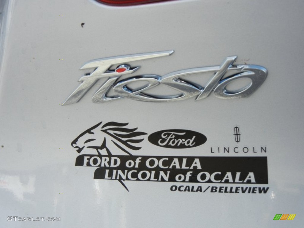 2013 Fiesta SE Sedan - Ingot Silver / Charcoal Black/Blue Accent photo #4