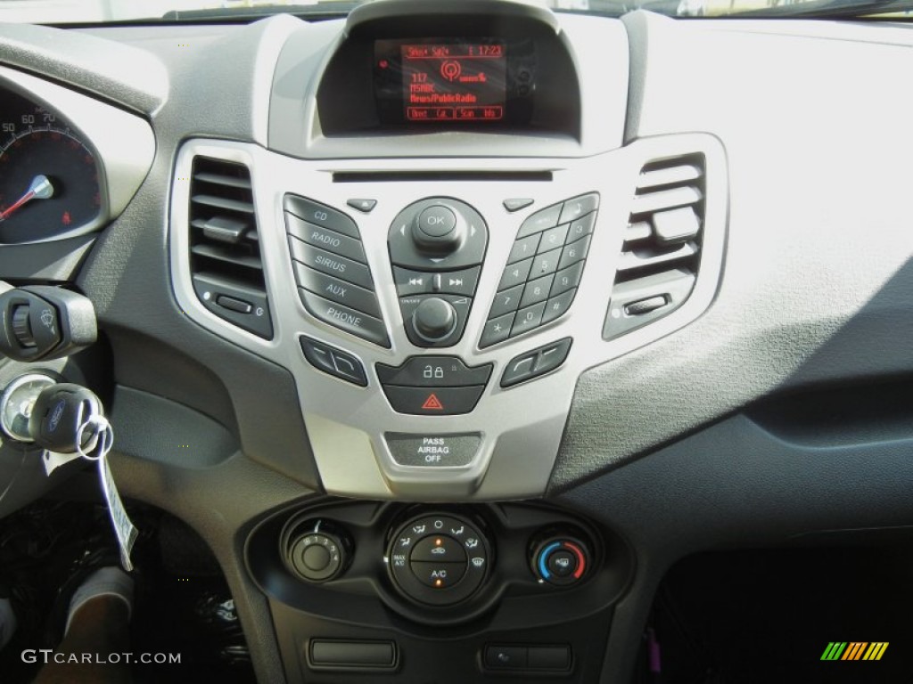 2013 Fiesta SE Sedan - Ingot Silver / Charcoal Black/Blue Accent photo #10