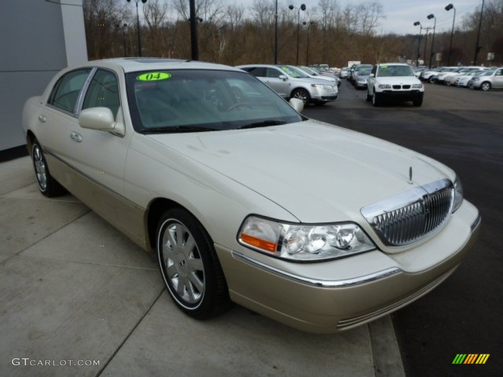 Light French Silk 2004 Lincoln Town Car Ultimate Exterior Photo #75759593