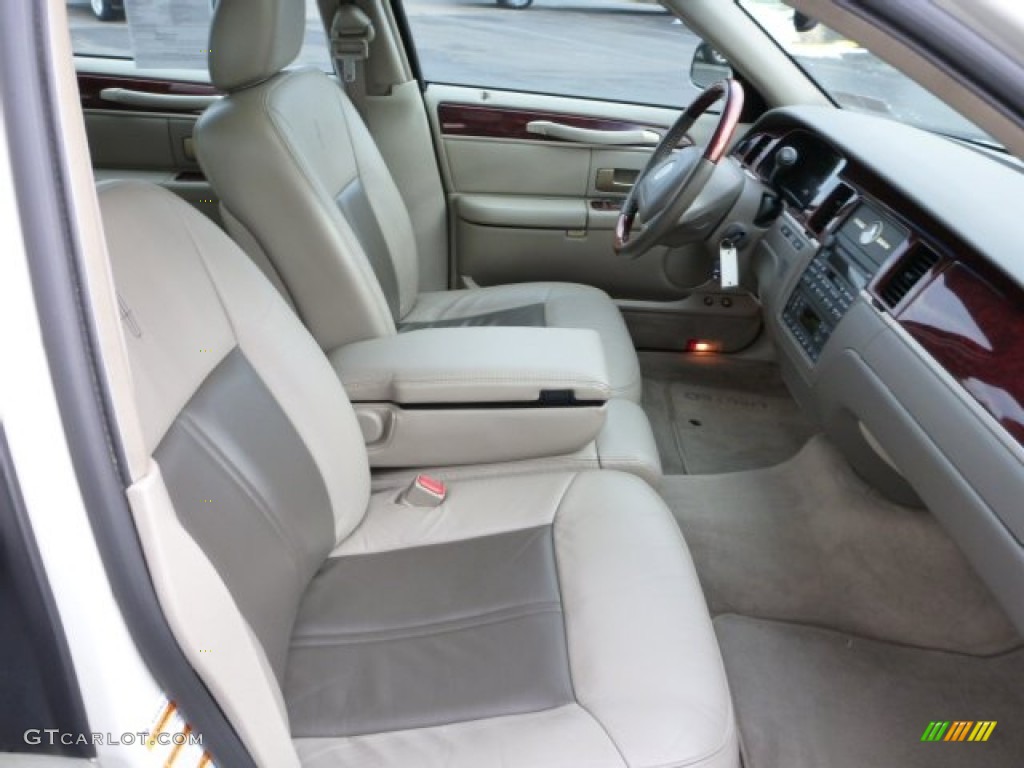 2004 Lincoln Town Car Ultimate Front Seat Photo #75759641