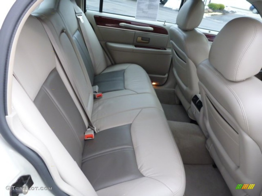 2004 Lincoln Town Car Ultimate Rear Seat Photo #75759692