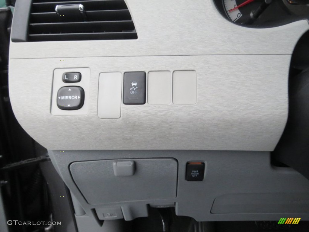 2011 Toyota Sienna SE Controls Photo #75773280