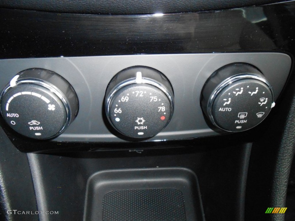 2012 Chrysler 200 Limited Sedan Controls Photo #75790219