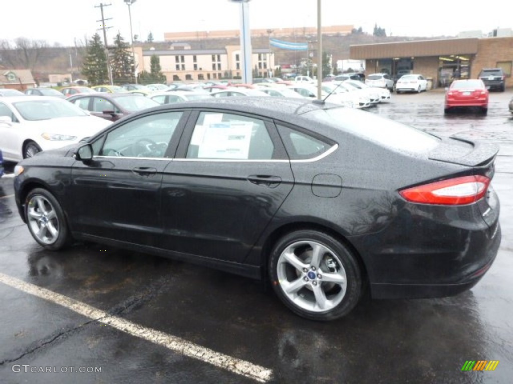 2013 Fusion SE 1.6 EcoBoost - Tuxedo Black Metallic / SE Appearance Package Charcoal Black/Red Stitching photo #4