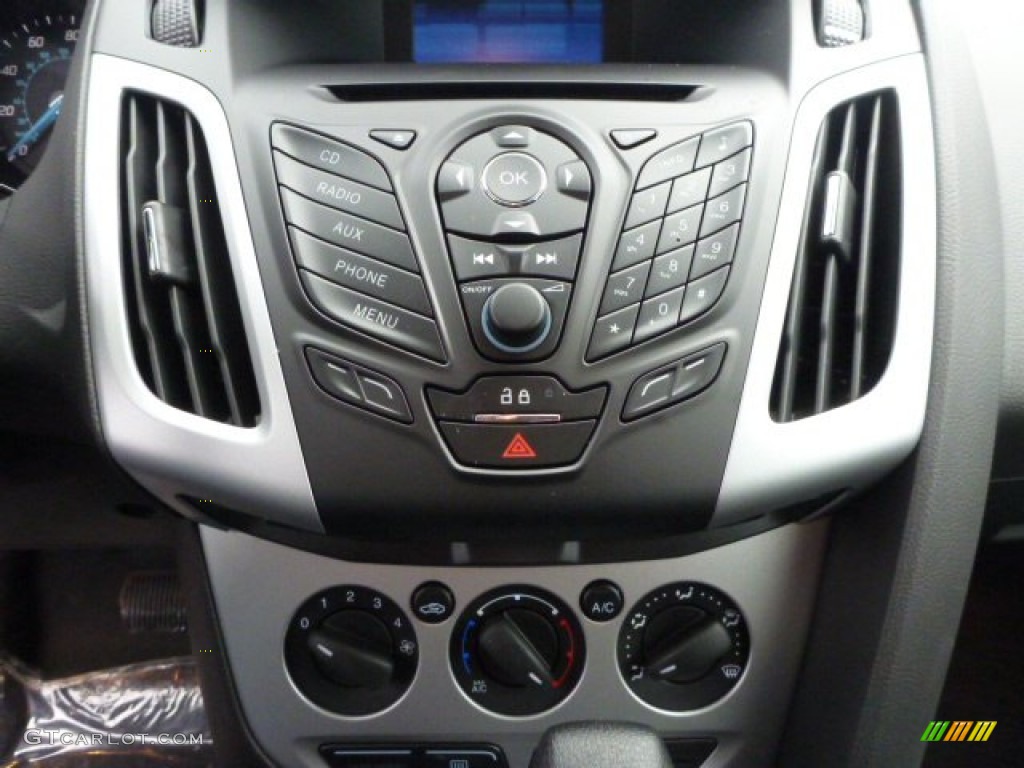 2013 Ford Focus SE Hatchback Controls Photo #75824482