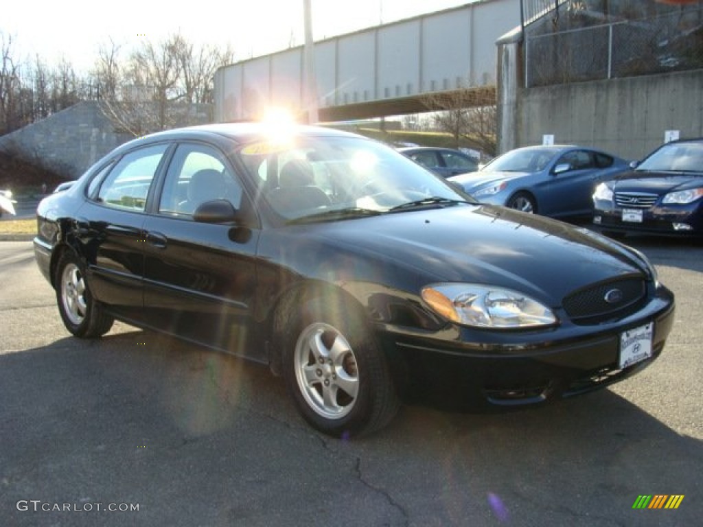 2004 Taurus SE Sedan - Black / Medium Parchment photo #3